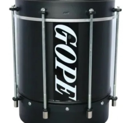 Tambor preto com ferragens metálicas e texto 'GOPE' em branco