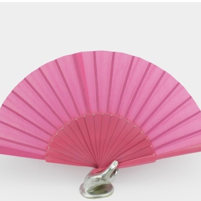 Leque cor-de-rosa aberto apoiado numa mão decorativa prata