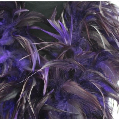 Penas roxas e pretas entrelaçadas com textura suave