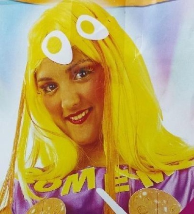 Peruca Amarela Coma-me Menina