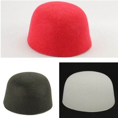 Três chapéus rígidos em vermelho, preto e branco com acabamentos de veludo e textura suave.