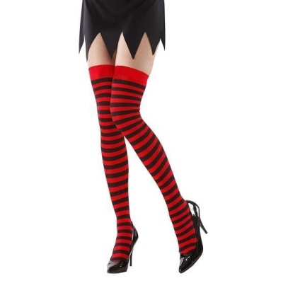 Meias listradas vermelhas e pretas acima do joelho
