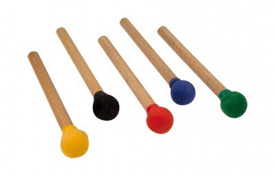 Cinco baquetas de madeira com cabeças de borracha coloridas.