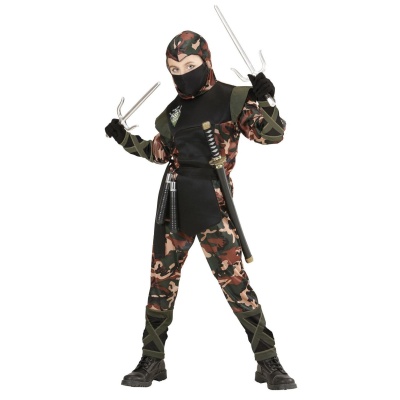 Criança vestida com fato de camuflado e máscara segurando espetos e com katana na cintura