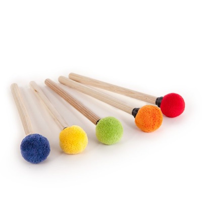 Cinco baquetas para percussão com cabeças coloridas em esponja sobre fundo branco