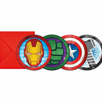 Quatro pratos descartáveis com desenhos dos super-heróis e um envelope vermelho