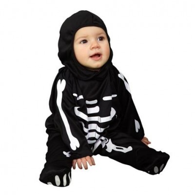 Bebé com fato de esqueleto preto e branco sentado.