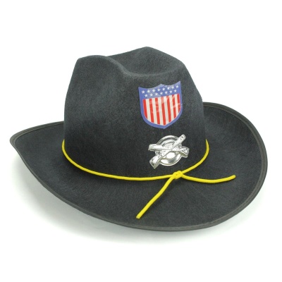 Chapéu cowboy preto com emblema colorido e cordão amarelo