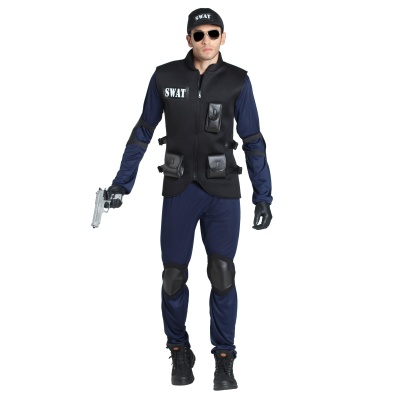 Fato SWAT azul e preto com boné e pistola, fundo branco