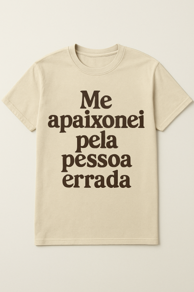 T-shirt bege com texto castanho 'Me apaixonei pela pessoa errada'