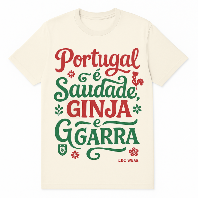 T-shirt bege clara com texto e desenhos em vermelho e verde.