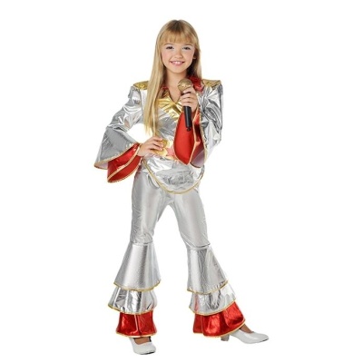 Menina com traje de fantasia prateado e vermelho segura microfone em fundo branco