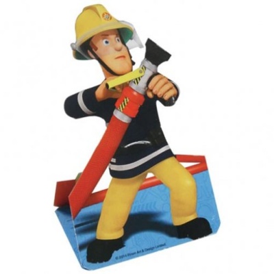 Figura decorativa de bombeiro com mangueira e capacete amarelo