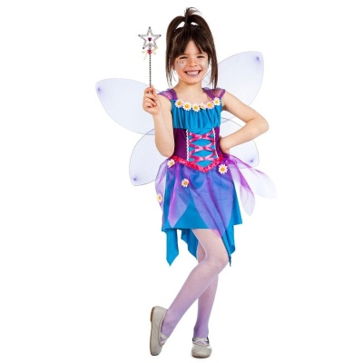 Menina vestida com fantasia de fada azul e roxa, asas transparentes e varinha com estrela