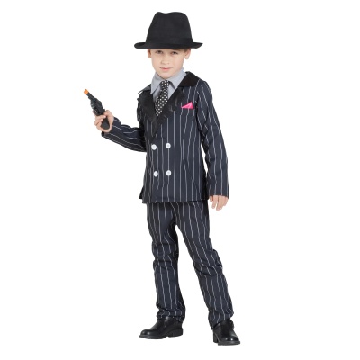 Menino com fato risca de giz azul escuro, gravata preta às bolinhas, chapéu preto e pistola de brinquedo