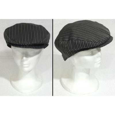 Boné riscado preto e cinzento em manequim branco, frontal e lateral