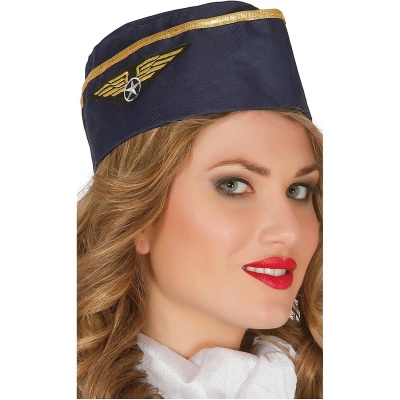 Boné azul escuro com fita dourada e emblema dourado usado por mulher loira