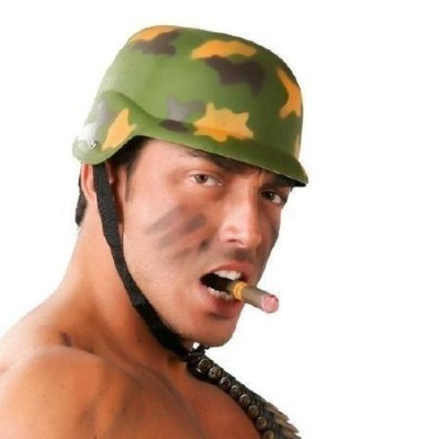 Homem com capacete militar camuflado e charuto na boca