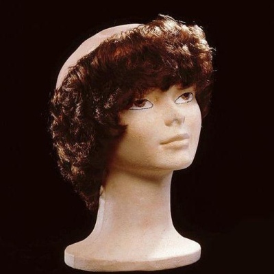 Careca de frade com cabelos laterais