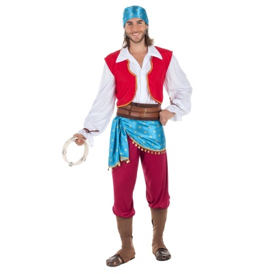 Homem vestido com fato de pirata vermelho e branco, lenço azul, botas castanhas, segurando tamborim