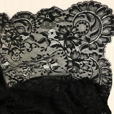 Pano de renda preta com padrão floral e detalhes transparentes