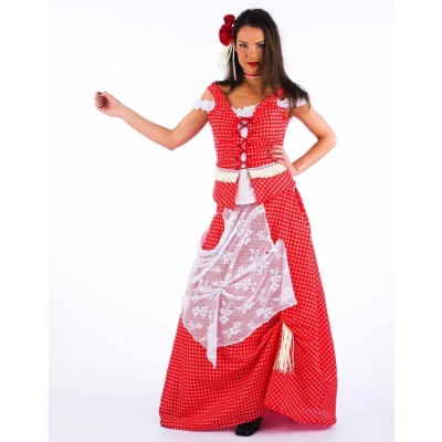 Mulher vestida com traje tradicional vermelho e branco com avental de renda, em fundo branco