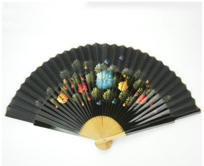 Leque preto com flores coloridas e pega de madeira