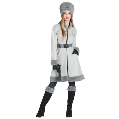 Mulher de casaco cinza com chapéu cinza e estrela vermelha, botas pretas, segurando arma