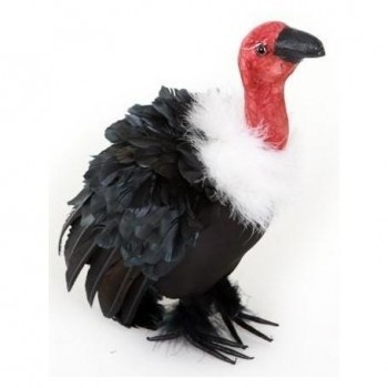 Boneco de urubu com penas pretas e brancas e cabeça vermelha