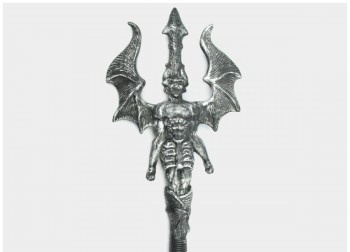 Espeto metálico decorativo com figura de demónio alado