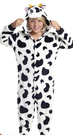 Criança vestindo macacão pijama de vaca com capuz