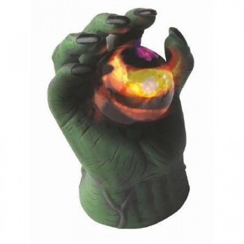 Mão verde monstruosa segurando esfera luminosa tipo bola de fogo