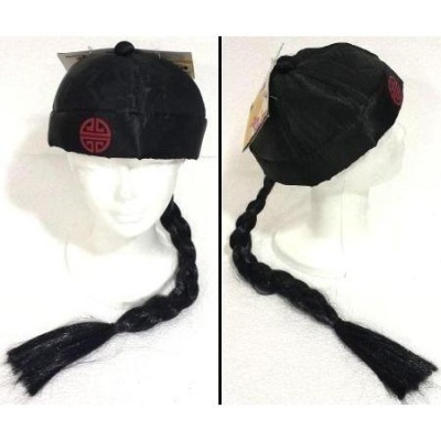 Boné preto com padrão vermelho e trança longa em manequim