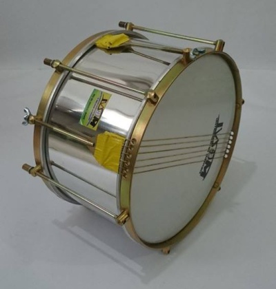 Tambor com estrutura metálica e pele branca com texto em fundo branco