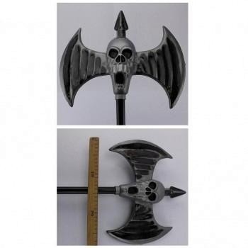 Arma decorativa metálica em forma de machado com caveiras e régua para escala