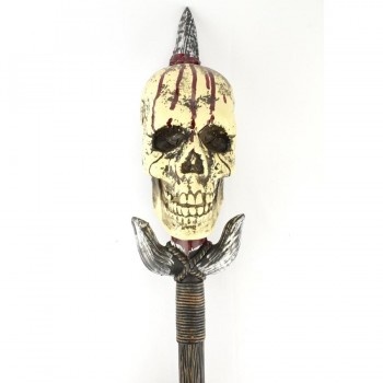 Cajado decorativo com caveira amarela e manchas vermelhas com detalhes em madeira escura