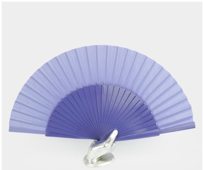 Leque lilás com guarda roxa segurado por mão decorativa branca.