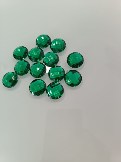 Botões verdes redondos facetados sobre fundo branco