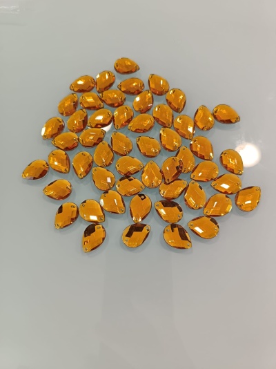 Pedras decorativas laranja translúcidas em formato de lágrima facetada