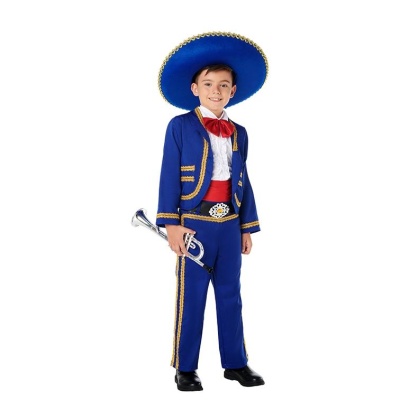 Menino com fato mexicano azul e chapéu grande segurando trombeta