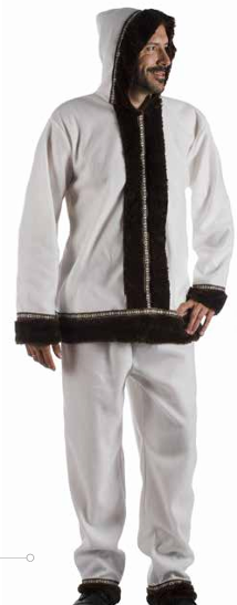 Homem com fato branco com detalhes pretos e capuz