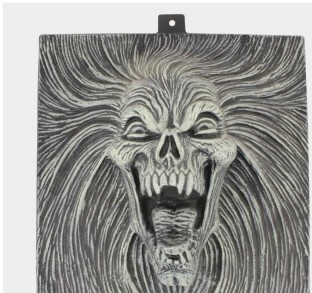 Máscara decorativa de caveira cinzenta com cabelo esvoaçante em fundo branco