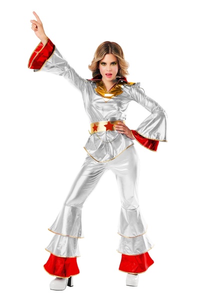 Fato prateado e vermelho com folhos usado por mulher em pose de dança