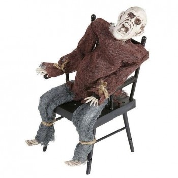 Esqueleto decorativo sentado numa cadeira preta