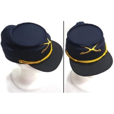 Chapéu militar azul com distintivos dourados em manequim branco