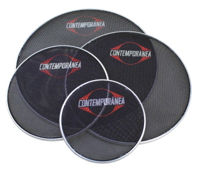 Conjunto de quatro peneiras redondas em malha preta com logótipo CONTEMPORANEA