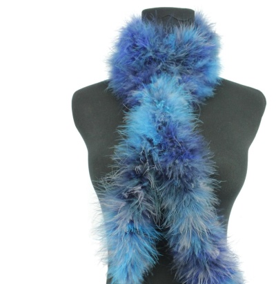 Cachecol felpudo azul em manequim preto