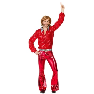 Homem com fantasia vermelha brilhante e cabelo castanho claro em fundo branco