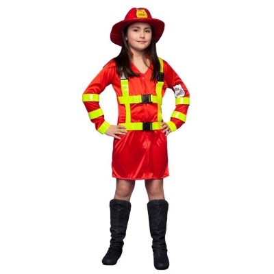 Menina com fato vermelho de bombeira com faixas amarelas, botas pretas e chapéu vermelho