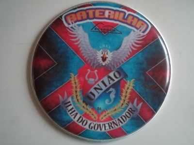 Raterilha circular decorada com águia e texto colorido